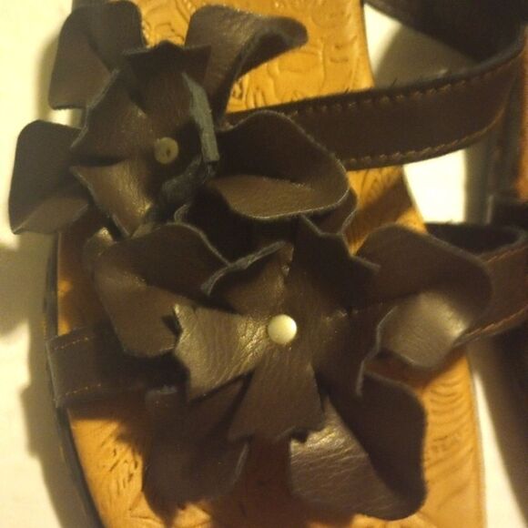Born leather sandals with leather flower accent - Picture 2 of 9